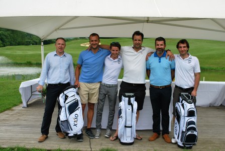 L'équipe première en brut du Pro-Am 2016 de Grenoble-Bresson, en compagnie de Bastien Brepson, représentant du groupe Srixon XXIO, et Hervé Segrais, directeur du golf de Grenoble-Bresson.