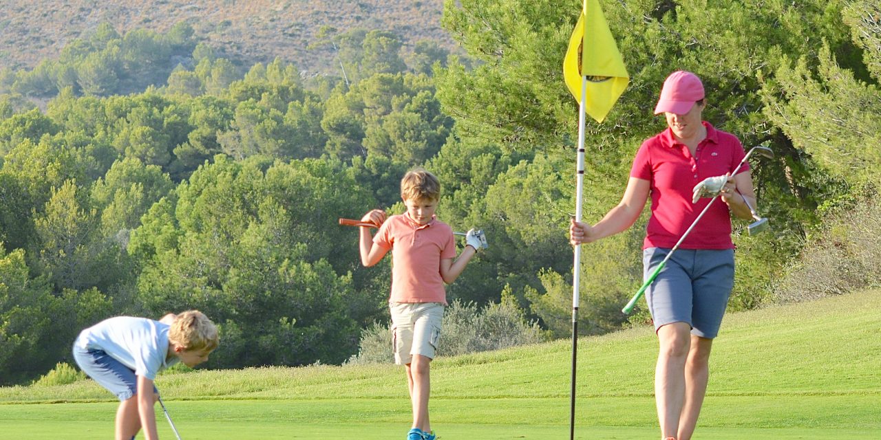 Golfer en famille avec son enfant